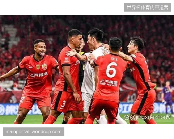 上海海港与上海申花本赛季均因罚分影响，半程过后仍在积分榜中下游徘徊